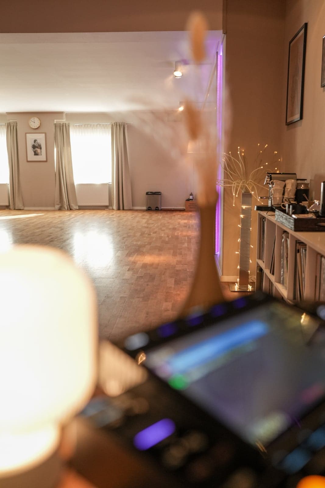 Blick vom Musikbereich auf den Tanzboden und die Kaffeemaschine im Motus Studio