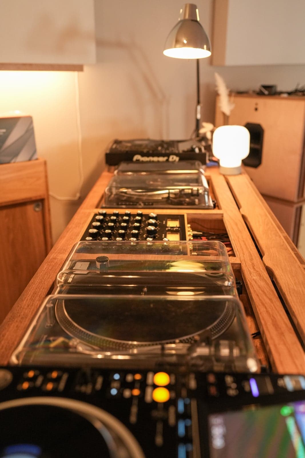 Plattenspieler und Mischpult im Musikbereich des Motus Studios